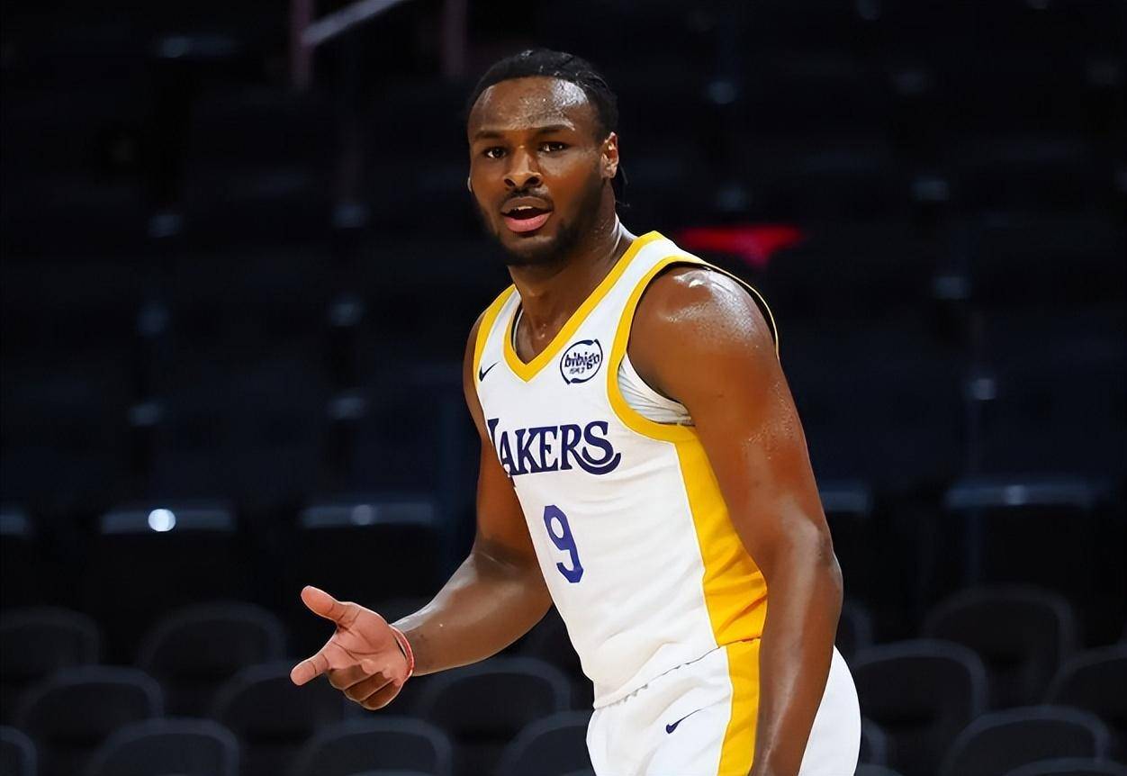 橄榄球半决赛焦点战：天山雄狮队翻盘嵩山雷豹队，外线火力全开。精神属性拉满的简单介绍