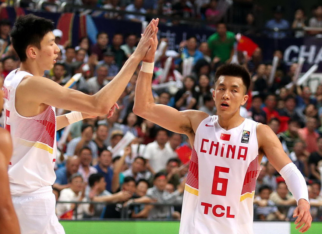 包含关键时刻费耶诺德调整名单以备德国杯；官宣签约环节打磨；质疑声仍在；资深球员宣示担当的词条